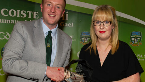 01-04-22. Meath GAA Annual Sponsors Night and Club Awards Presentations 2020/2021 at the Castle Arch Hotel, Trim.
Ciaran Flynn (Centre),  PRO, Meath GAA presenting the Club PRO of the Year award 2021 to Ruth Chambers, Walterstown.
Photo: John Quirke / www.quirke.ie
©John Quirke Photography, 16 Proudstown Road, Navan.  Co. Meath. 046-9028461 / 087-2579454.