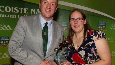 01-04-22. Meath GAA Annual Sponsors Night and Club Awards Presentations 2020/2021 at the Castle Arch Hotel, Trim.
Ciaran Flynn, PRO, Meath GAA presenting the Club PRO of the Year award 2020 to Susan Farrell, Ballinlough.
Photo: John Quirke / www.quirke.ie
©John Quirke Photography, 16 Proudstown Road, Navan.  Co. Meath. 046-9028461 / 087-2579454.